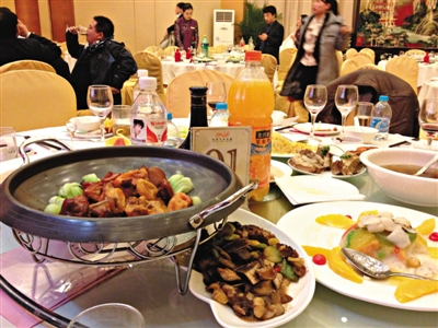 去年1月25日，北京甘肃驻京办餐厅，某公司宴会结束后，餐桌上的菜品基本没动过。图/IC